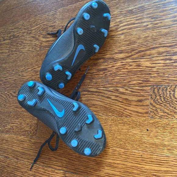 Nike cleats size 1Y - Picture 2 of 2